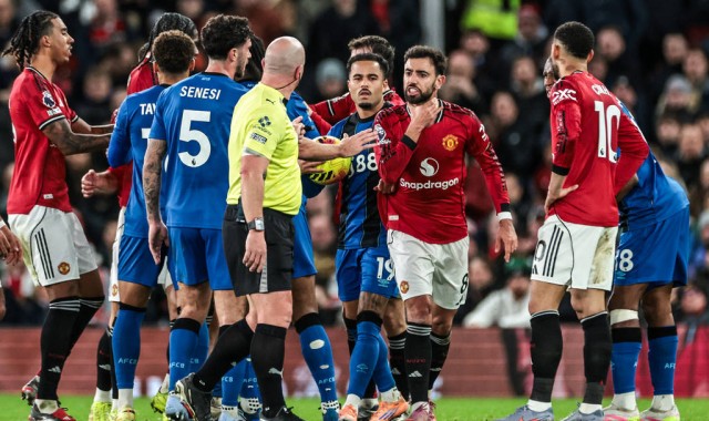 曼联冤？伯恩茅斯多次疑似禁区手球未判 锁喉对手仅染黄