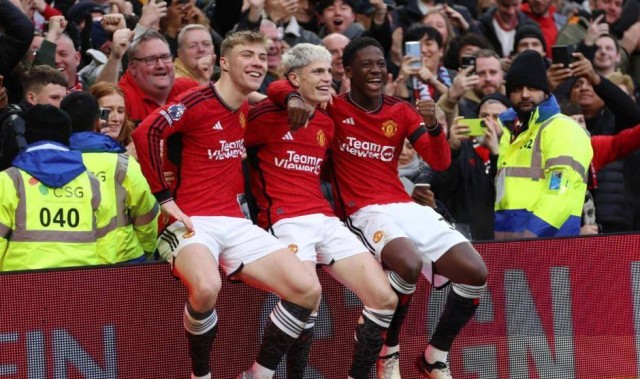 10场23分！曼联临时主帅封神，却遭两大世界名帅围剿，拉爵到底选谁？