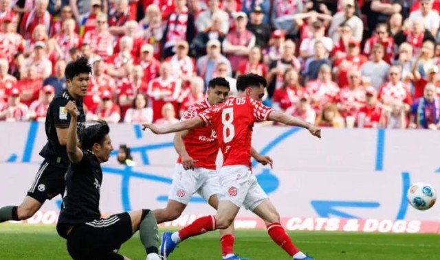 拜仁遭遇重创！德甲半场落后三球，四年来首次，乌尔比希表情尴尬