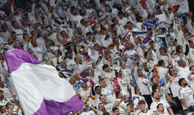 哥们好样的！罗德里戈在家见证巴尔韦德戴帽，三次激动振臂高呼