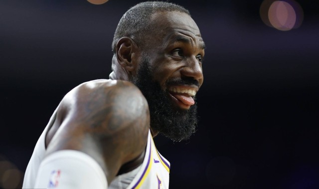 老詹满电回归重新戴起皇冠 决胜期连得10分+晚安抢断