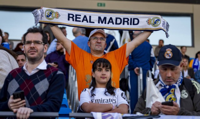 欧冠八强战火重燃：巴塞罗那与利物浦能否绝境逆袭，闯入半决赛？